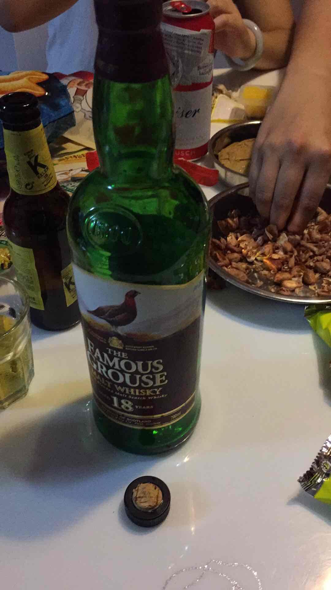 今晚凑了个山竹趴，喝酒不理窗外事。