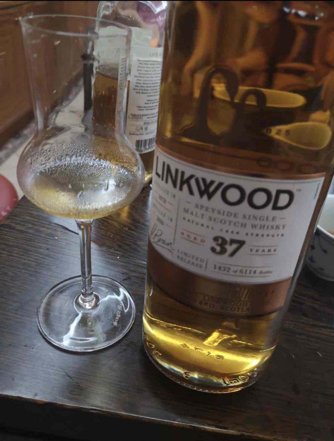 问我为什喜欢？985，1432，1408第三支了 因为同我一样年龄<img src='https://sdata.whiskyworm.com/xcxpics/emoji_7.png' class='emoji' /><img src='https://sdata.whiskyworm.com/xcxpics/emoji_7.png' class='emoji' /> 小贝壳羹到，可以很有仪式感地食鱼子酱