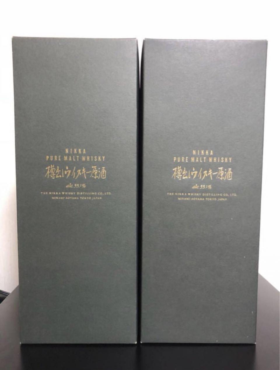 日本酒税法改革前的东西，稍微珍贵，但是很难卖上价格、虽然是原酒、但是三得利和nikka这些酒出厂前有几个简单的分类：送礼用 业务用 纪念用 面向市场用等，这款酒就是送礼用的 夸张的盖子，配一个高级底座。发行时候就是5000日元左右白兰地也是。30年前的东西了，类似现在机场里能买到的蓝盒nikka12年。怎么说呢，品相好俩个卖3万日元。单独卖白兰地撑死也就1万，威士忌2万。遇到有收藏癖的撑死了5万日元。因为五万日元他就能买12年15年的原酒了。瓶盖是木头的，小心保存，要不沉淀物越来越多。喜欢喝就自己喝了吧。