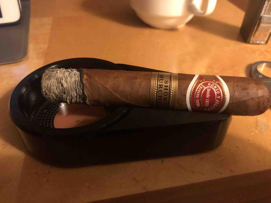 日常灰起来，抽了一周高希霸，今天换下口味！看看配个什么酒！