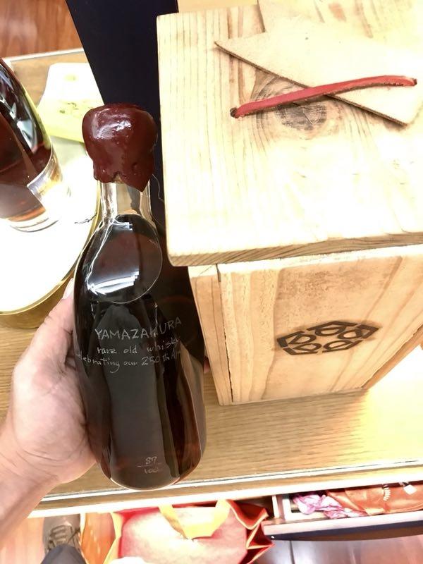 山樱250周年纪念版，纯手工水晶瓶，每支的瓶型均不相同，全球限量100瓶，这支编号：87/100，天然香型木盒包装，木质材料散发自然香味。