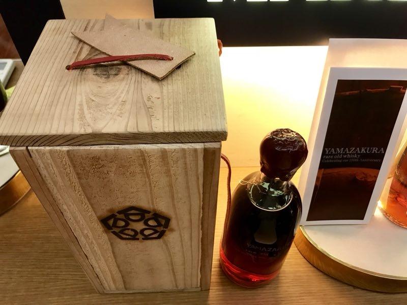 山樱250周年纪念版，纯手工水晶瓶，每支的瓶型均不相同，全球限量100瓶，这支编号：87/100，天然香型木盒包装，木质材料散发自然香味。