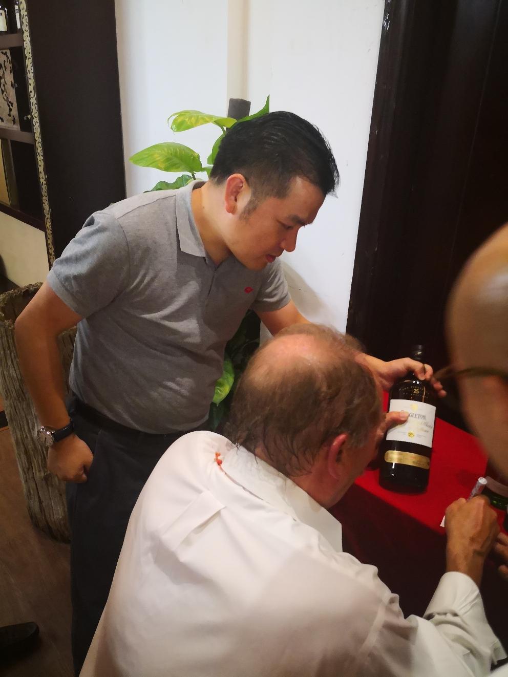 苏格登老酿酒师现场签名