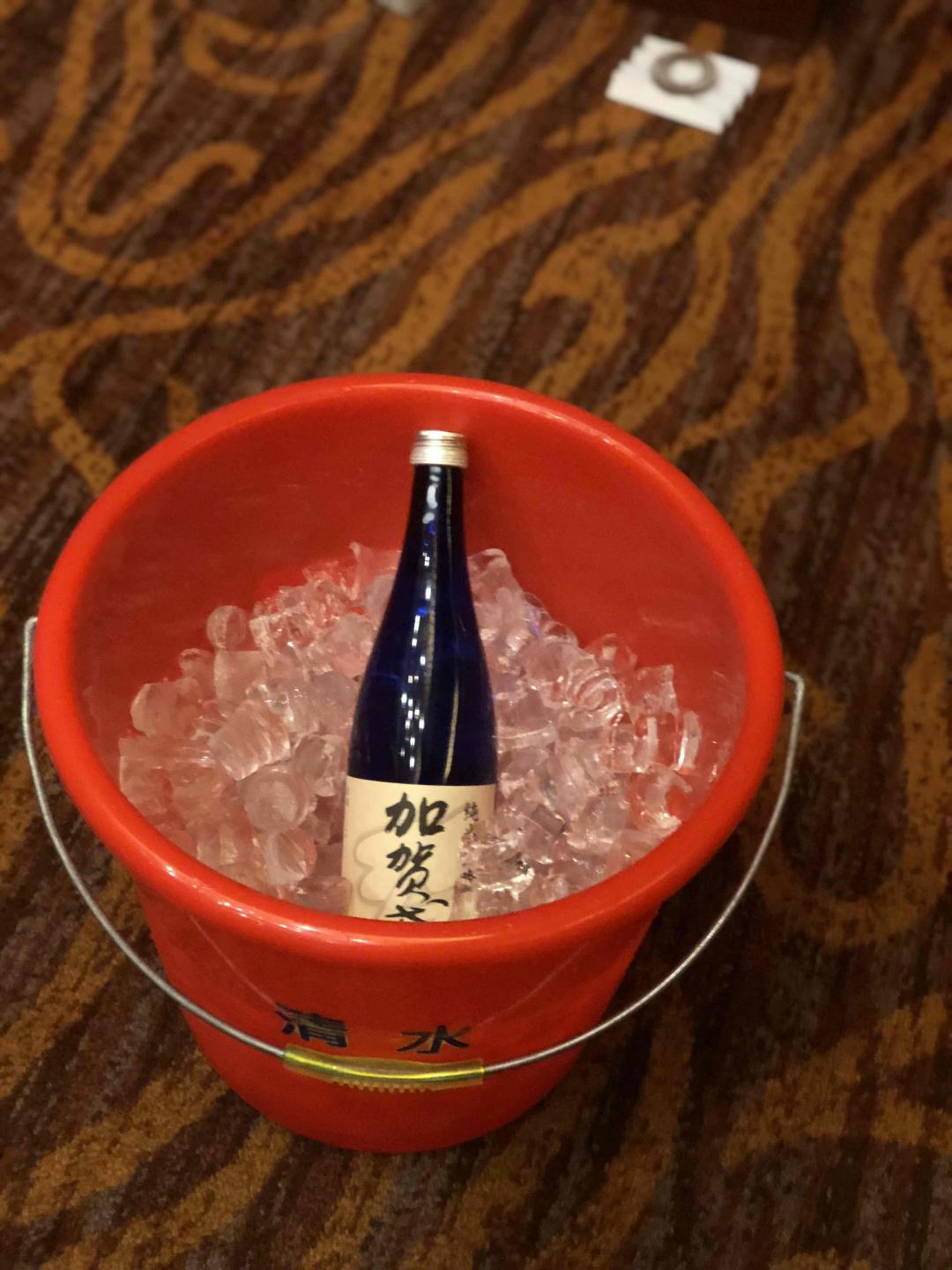 今天吃饭喝清酒，我说服务员来个冰桶，然后这个东西就出现，完全正确啊，真·冰·桶！
