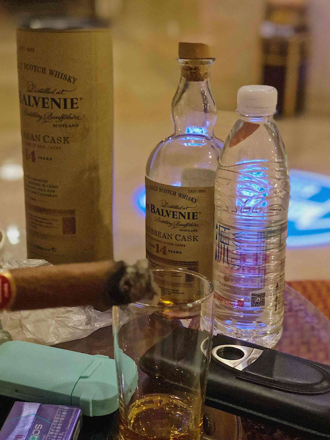 在拿出真冰桶的酒店ktv门口，就着大玻璃杯喝点，抽点，加上包房传出的鬼哭狼嚎，多么魔幻主义的夜晚～
