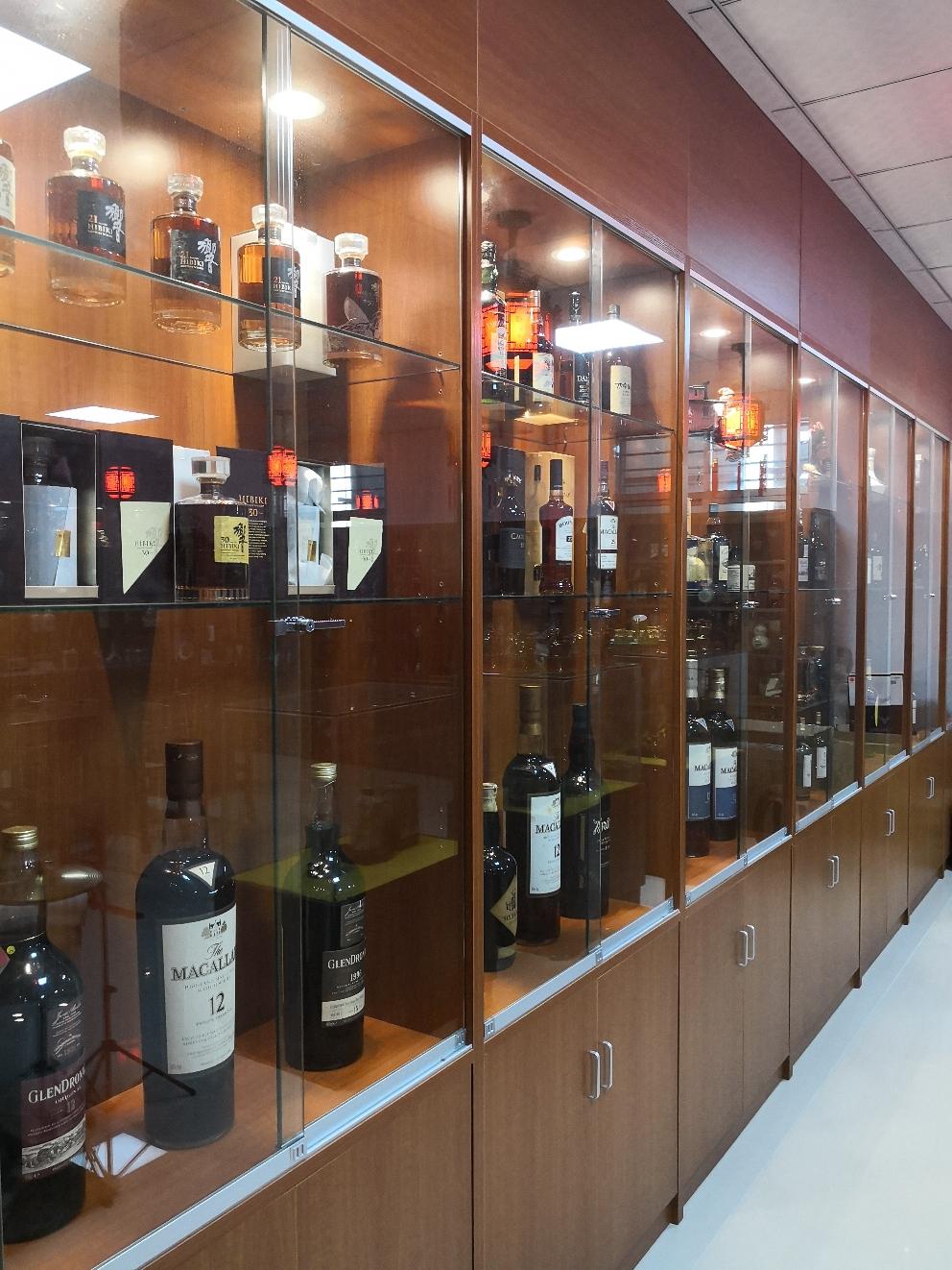 本来装的是很中式的酒柜，结果现在用来陈例威士忌，是不是有点格格不入？