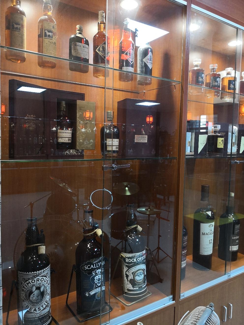 本来装的是很中式的酒柜，结果现在用来陈例威士忌，是不是有点格格不入？