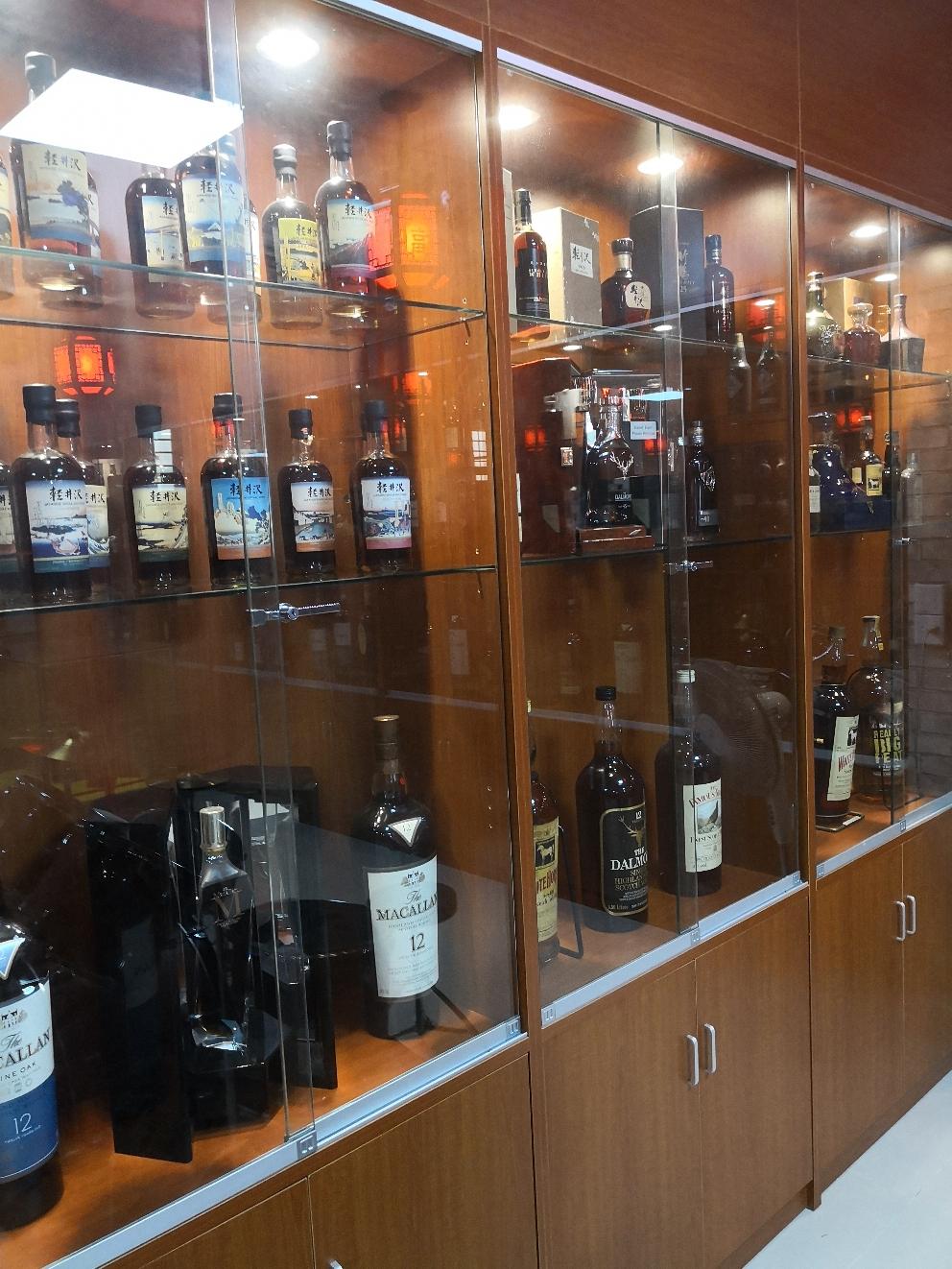 本来装的是很中式的酒柜，结果现在用来陈例威士忌，是不是有点格格不入？