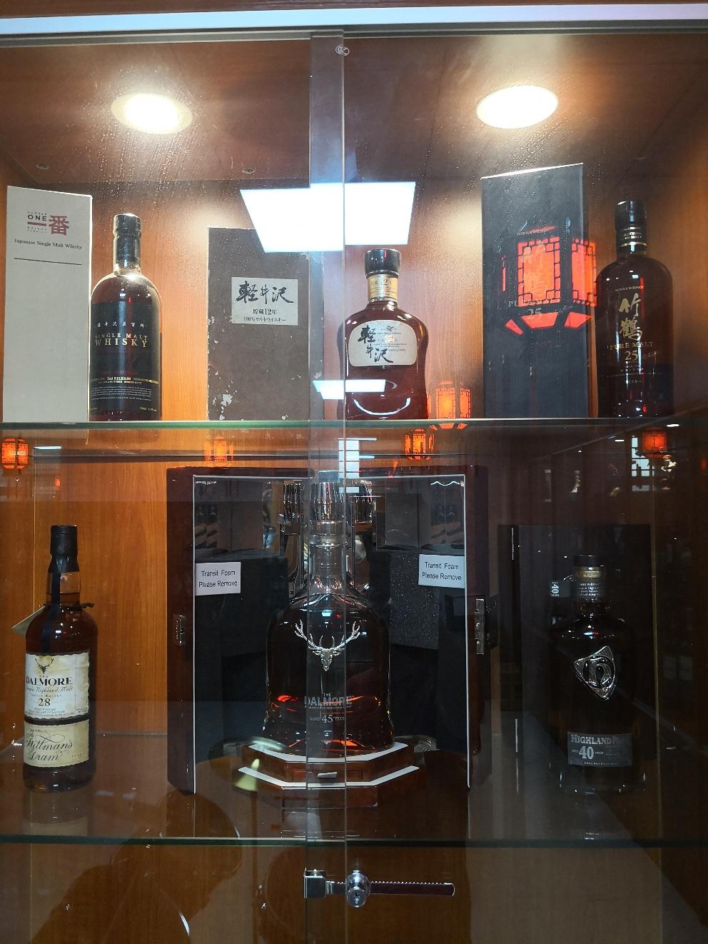 本来装的是很中式的酒柜，结果现在用来陈例威士忌，是不是有点格格不入？