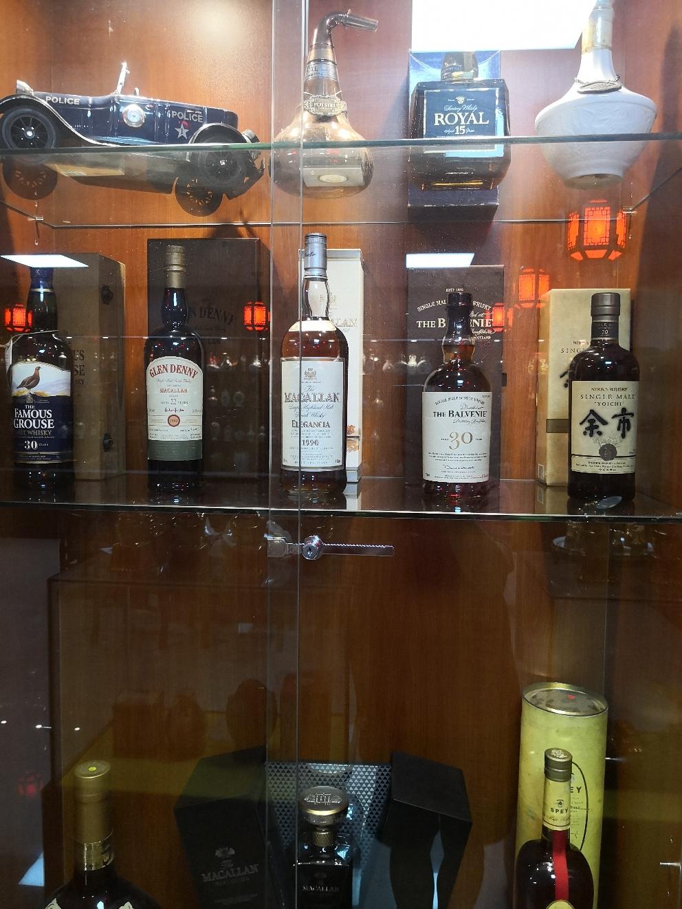 本来装的是很中式的酒柜，结果现在用来陈例威士忌，是不是有点格格不入？