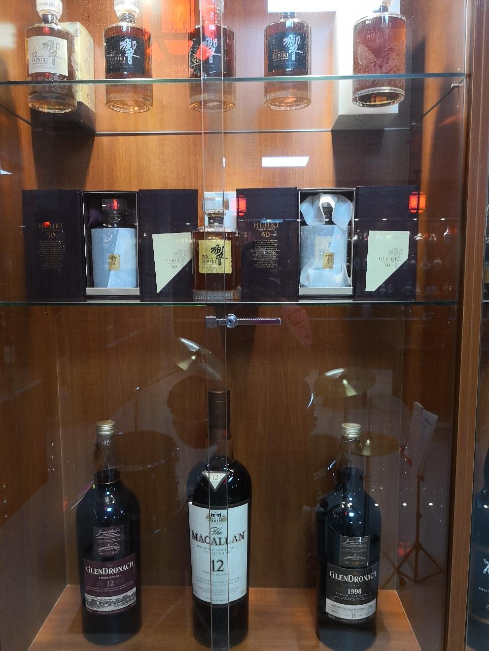 本来装的是很中式的酒柜，结果现在用来陈例威士忌，是不是有点格格不入？