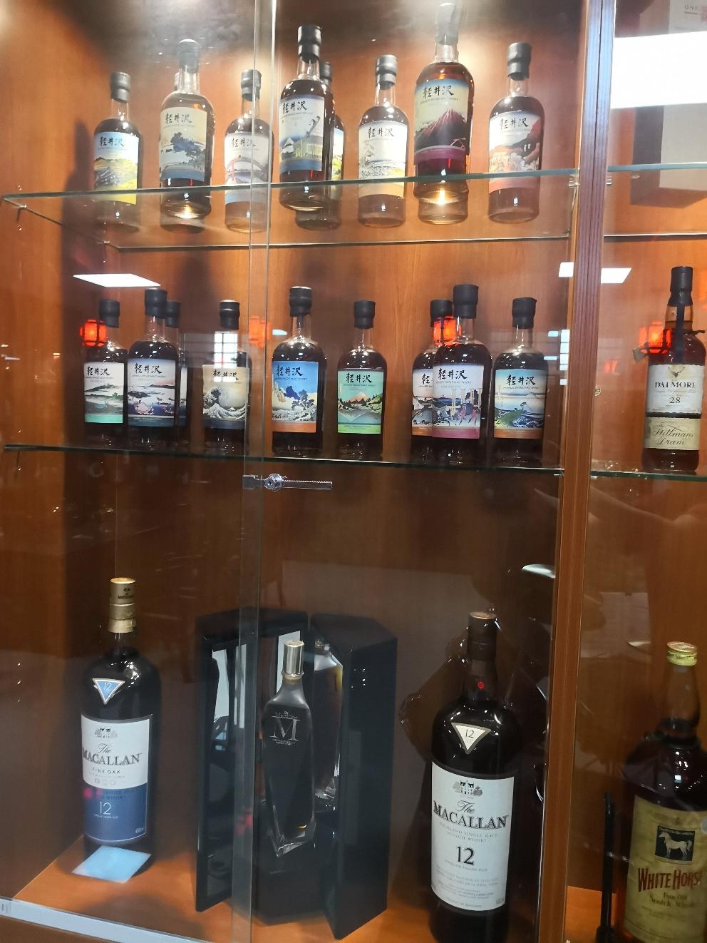 本来装的是很中式的酒柜，结果现在用来陈例威士忌，是不是有点格格不入？