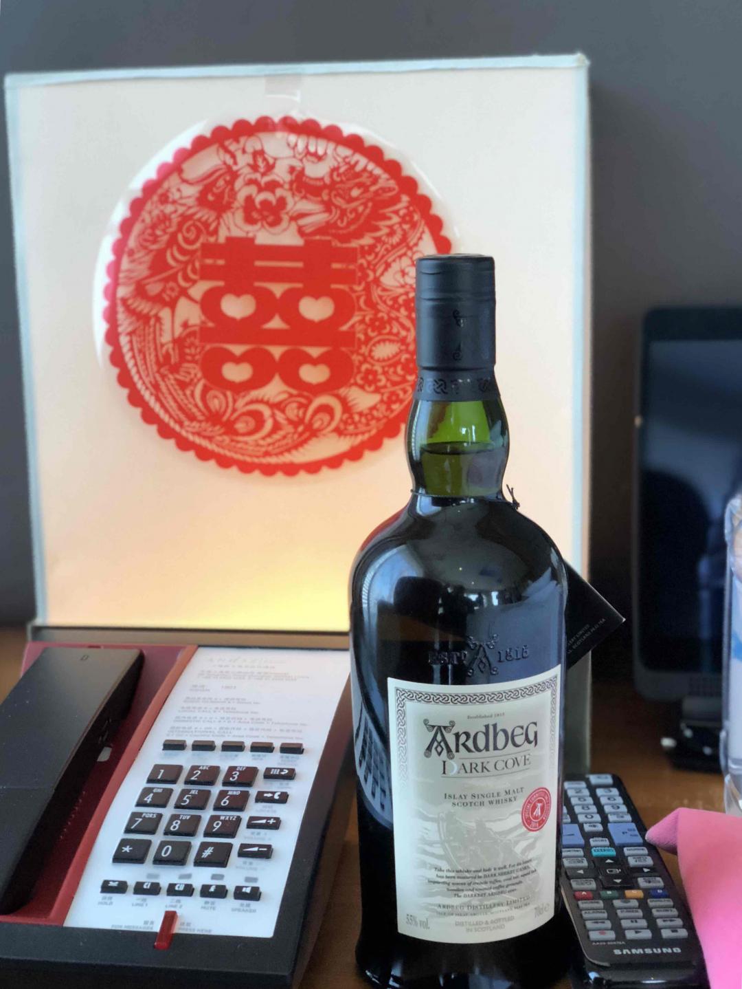 现在婚礼都流行送威士忌嘛？