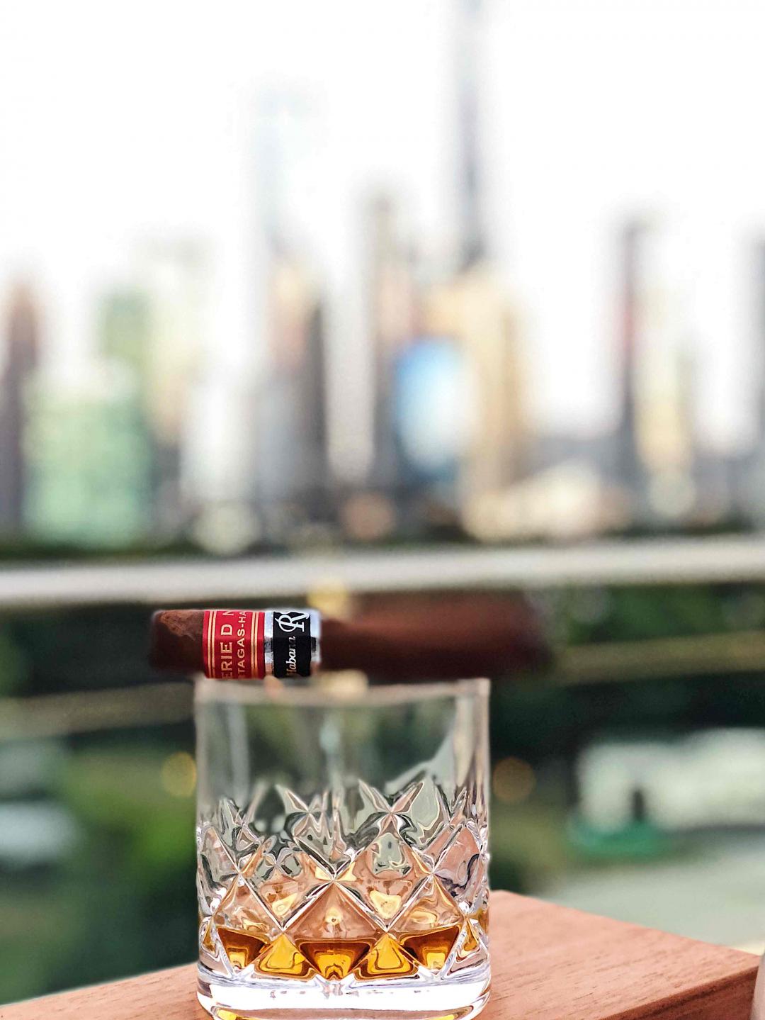 W的酒和服务真的太差了，酒单还印错～