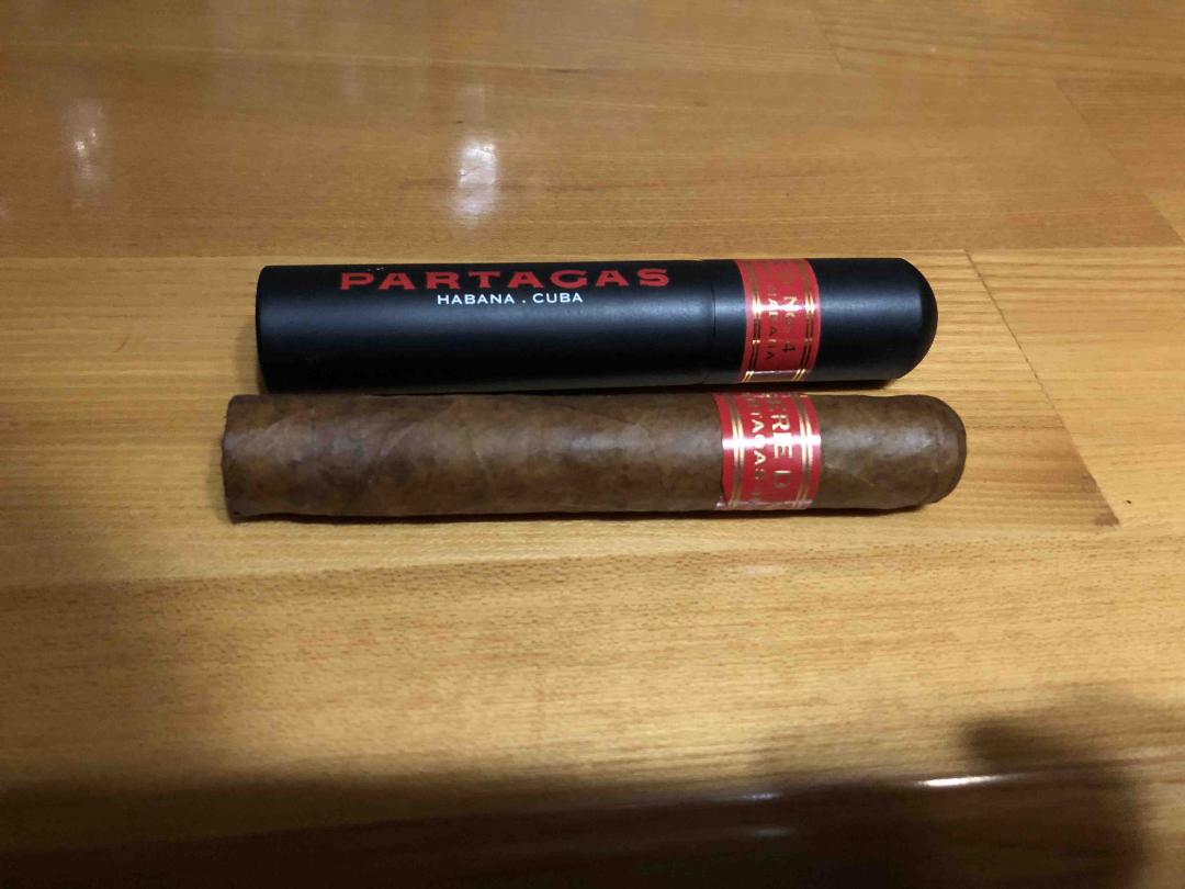 今日也没有酒，好想喝威士忌，但是只能灰个茄,帕特加斯D4铝管，难得的货！