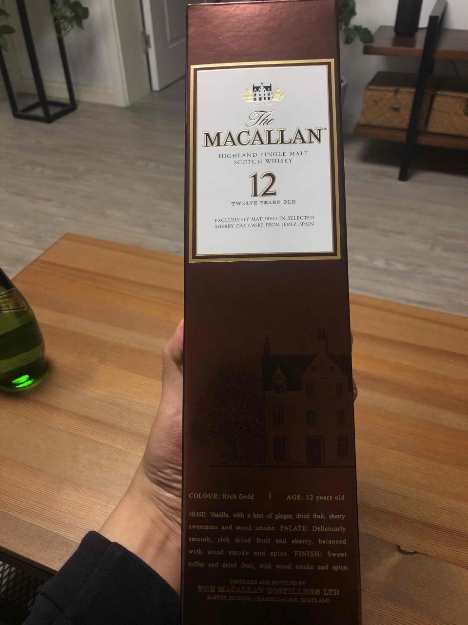 这是我买的,有一瓶把背标拆了只有模糊的数字,不知道真假,求帮忙鉴定谢谢🙏