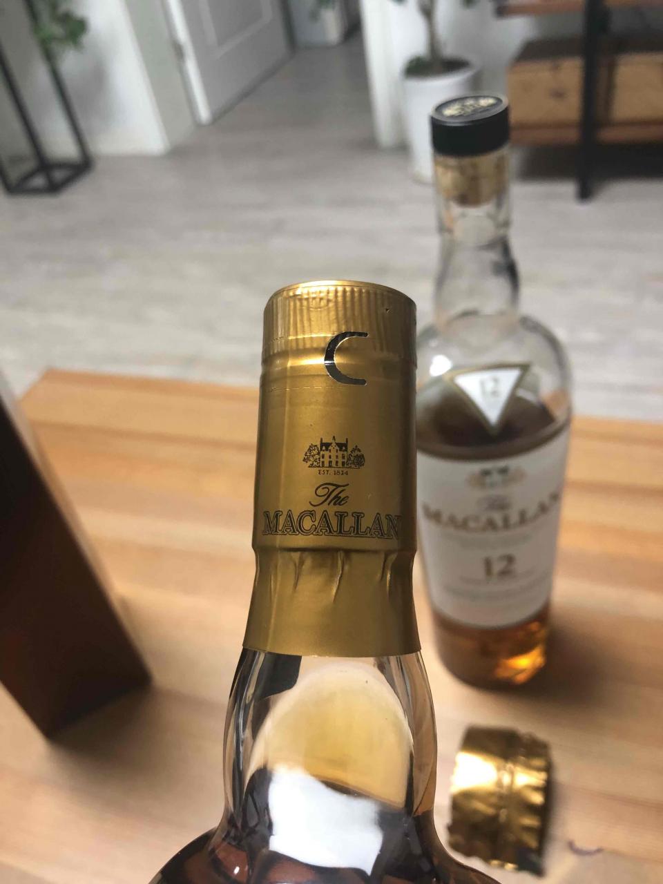 这是我买的,有一瓶把背标拆了只有模糊的数字,不知道真假,求帮忙鉴定谢谢🙏