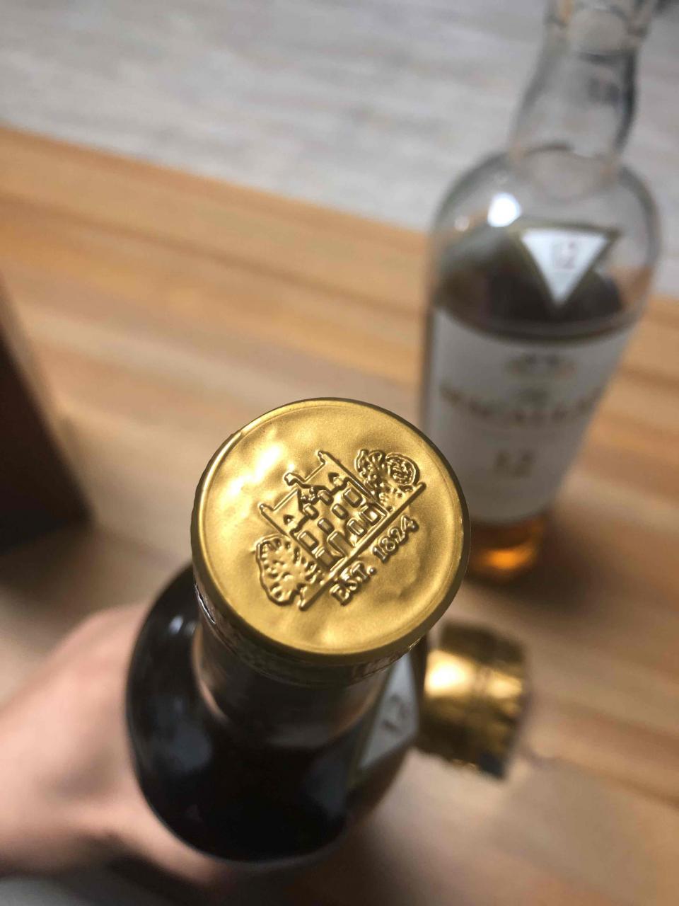 这是我买的,有一瓶把背标拆了只有模糊的数字,不知道真假,求帮忙鉴定谢谢🙏