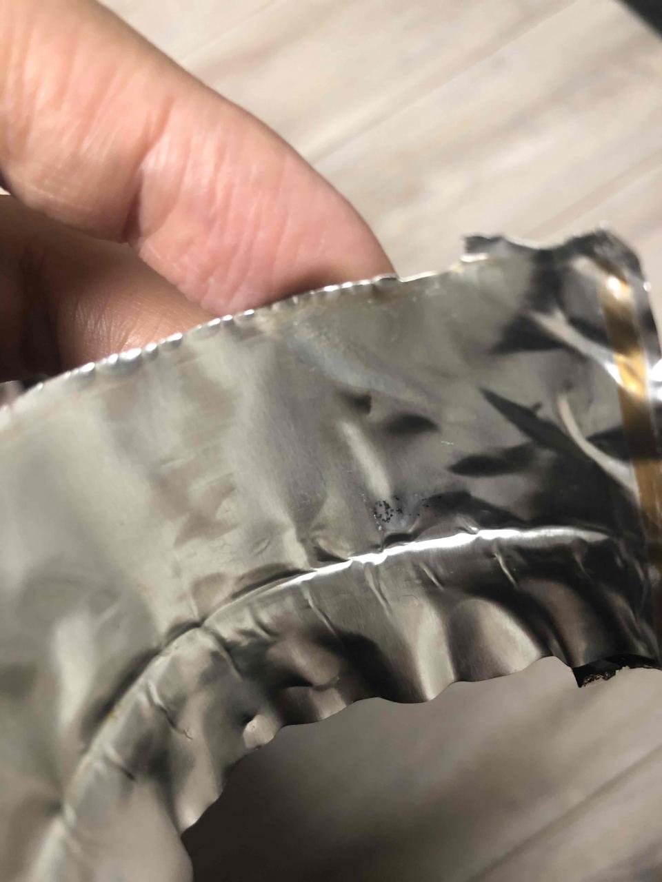 这是我买的,有一瓶把背标拆了只有模糊的数字,不知道真假,求帮忙鉴定谢谢🙏