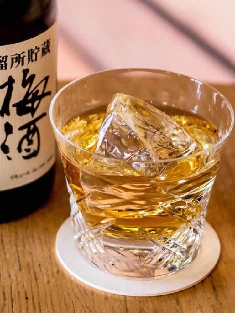 富在深山有远亲。不信但看宴中酒，杯杯先敬富贵人。