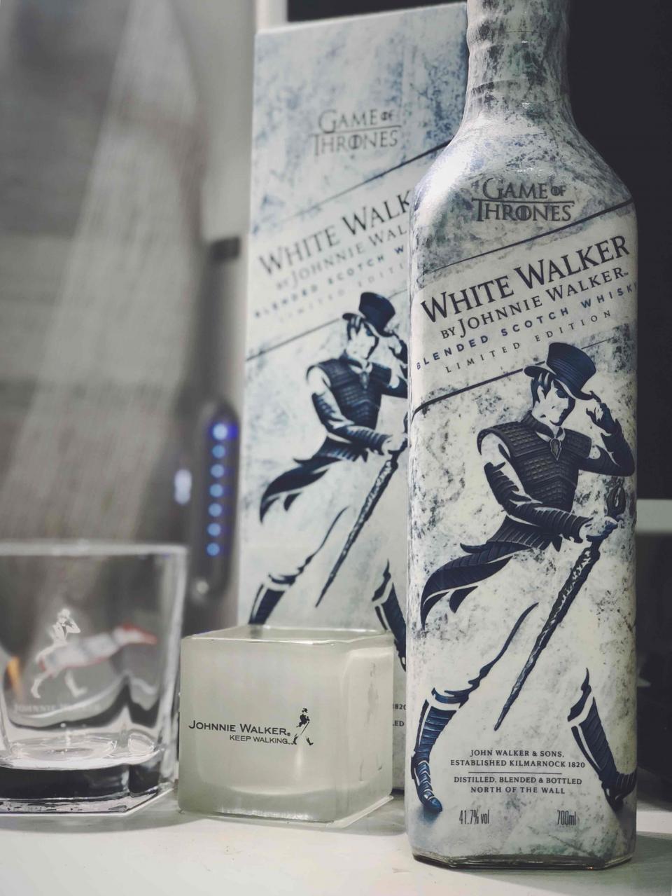 一瓶送了个烛台和杯子