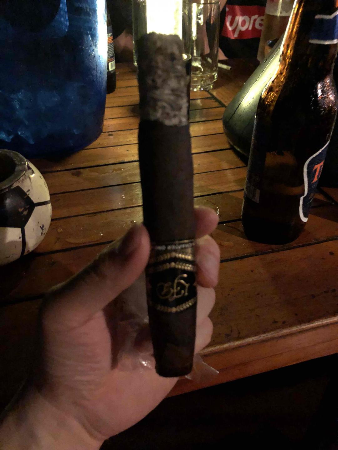 马累灰上一支多米尼加之花，的确好抽，虽然不像古巴变化多端，但是这尺寸，这造型我相当喜欢！