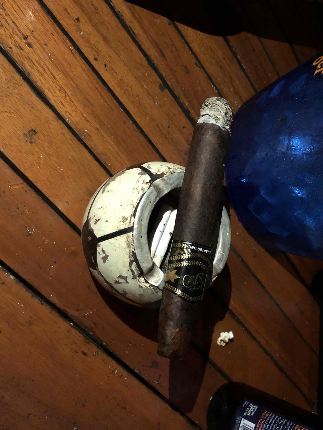 马累灰上一支多米尼加之花，的确好抽，虽然不像古巴变化多端，但是这尺寸，这造型我相当喜欢！