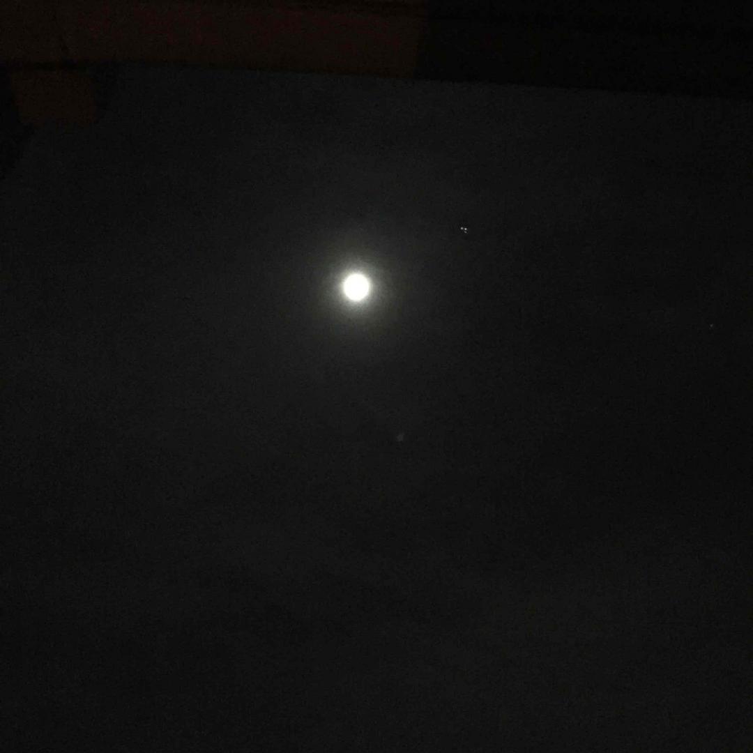 一杯浊酒，邀月共饮