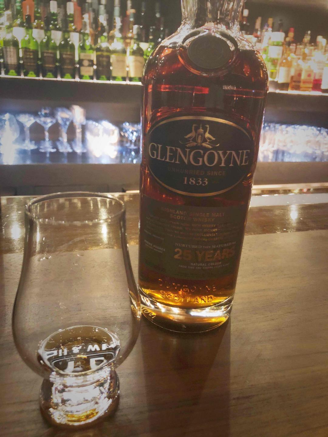 一个人吃饭会孤单，但一个人喝酒不会🥃