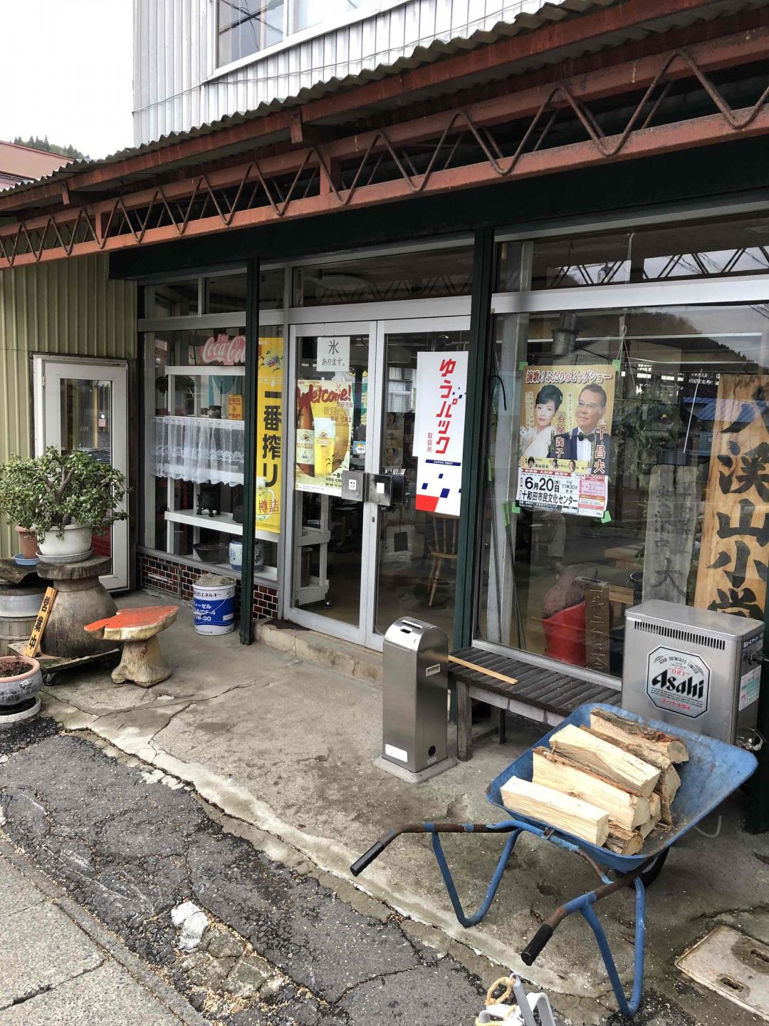日本村儿里小卖部的酒和对面关张的专卖店