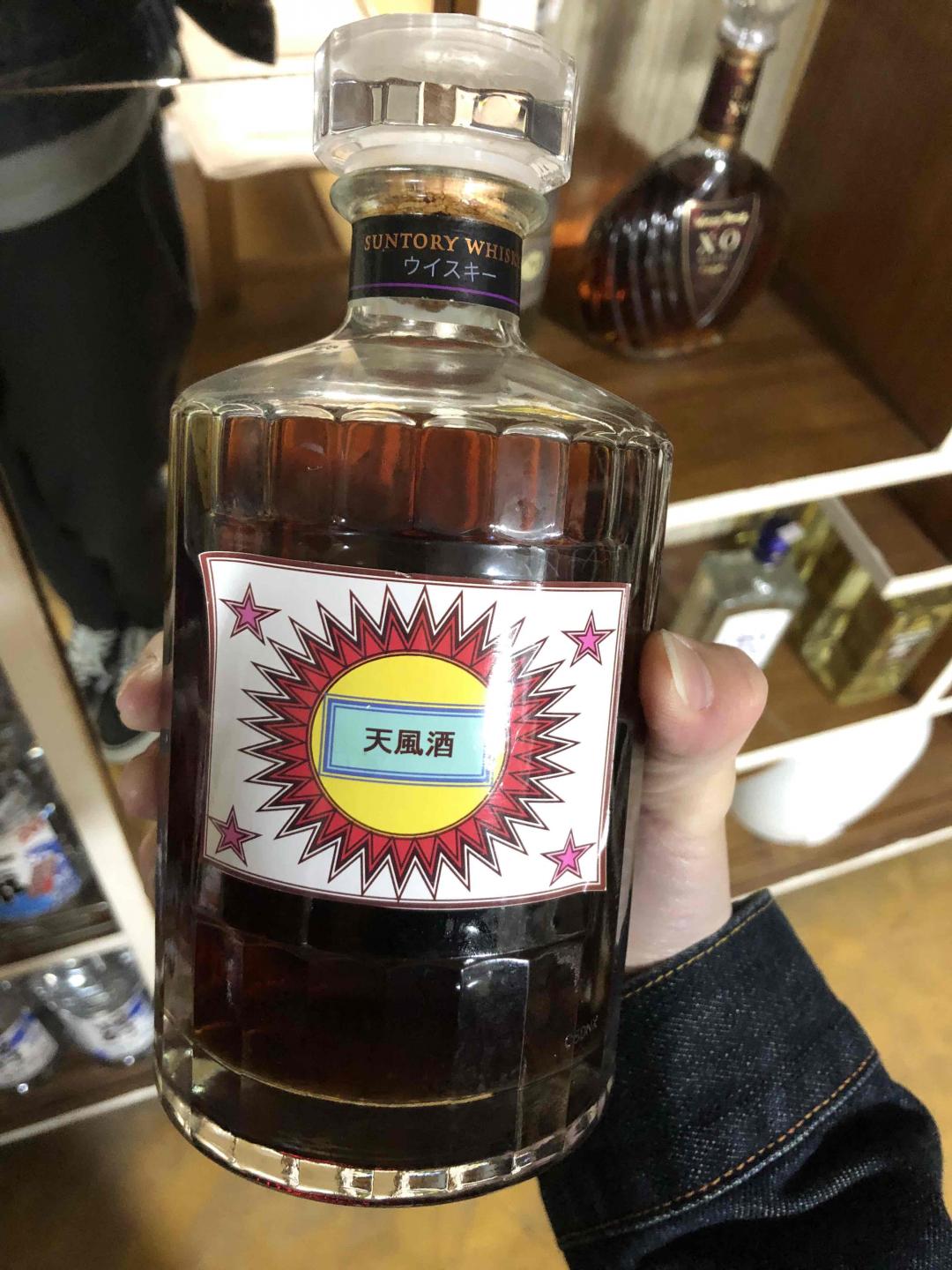 日本村儿里小卖部的酒和对面关张的专卖店