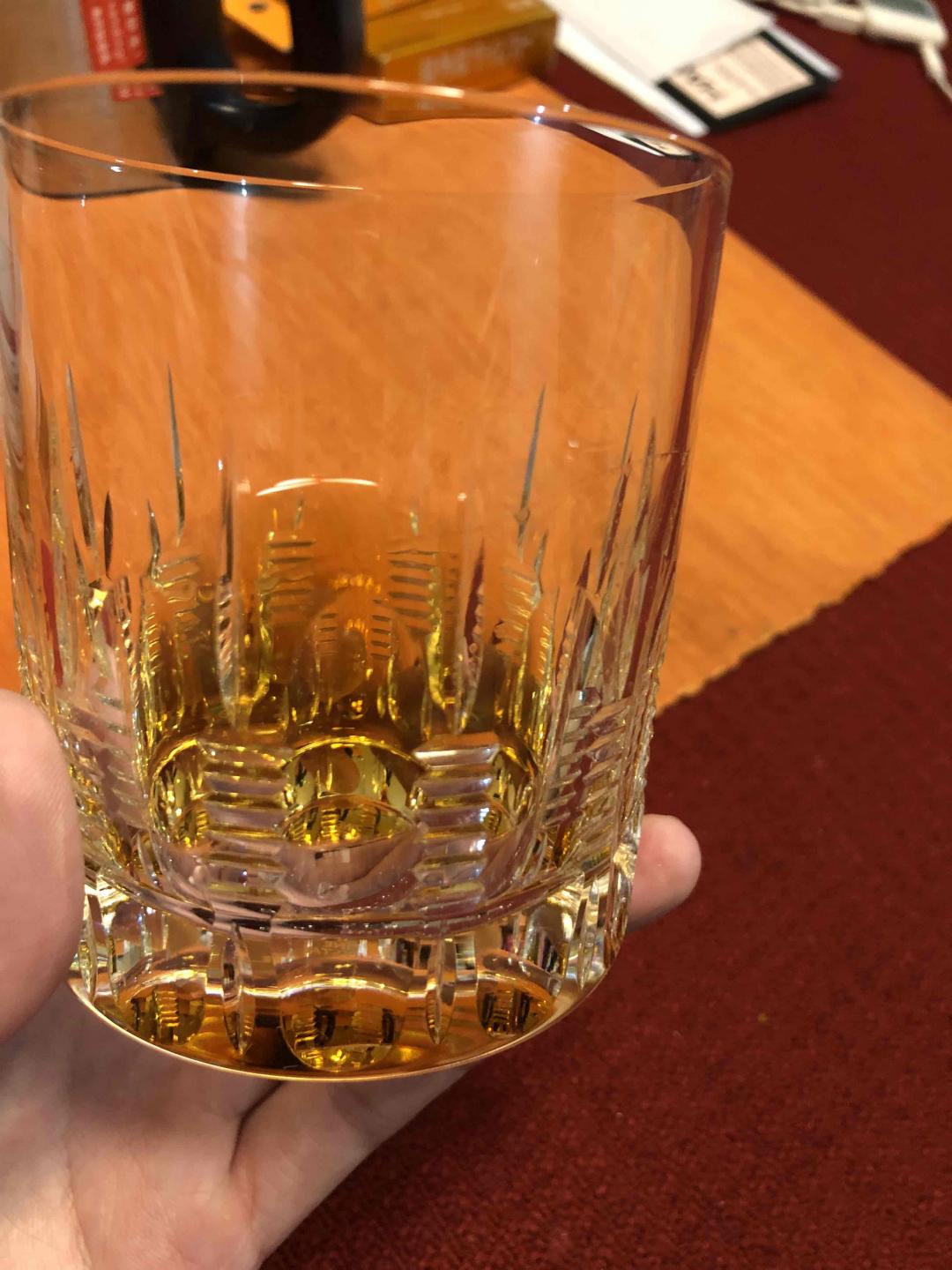 克莱拉齐 21年IB 这厂子好像挺火，高点年份ob喝不起，买瓶IB的，闻香酒精味道浓烈，伴随果香，挂杯明显，入口雄壮，稍甜，矿石金属舔铁钉子的味道，回味稍咸，陪搓皮儿花生好喝