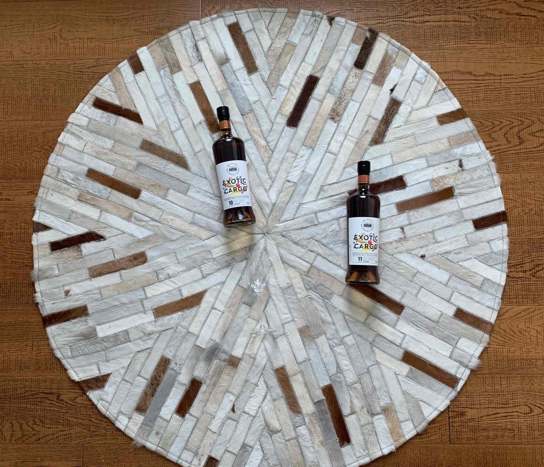 海明威曾说：“千万不要迟疑去吻一个漂亮姑娘和开一瓶威士忌。”