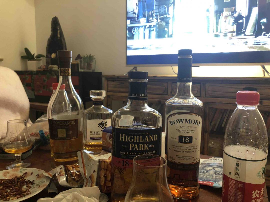 和朋友小酌，随便看个片子，就很开心了<img src='https://sdata.whiskyworm.com/xcxpics/emoji_14.png' class='emoji' />