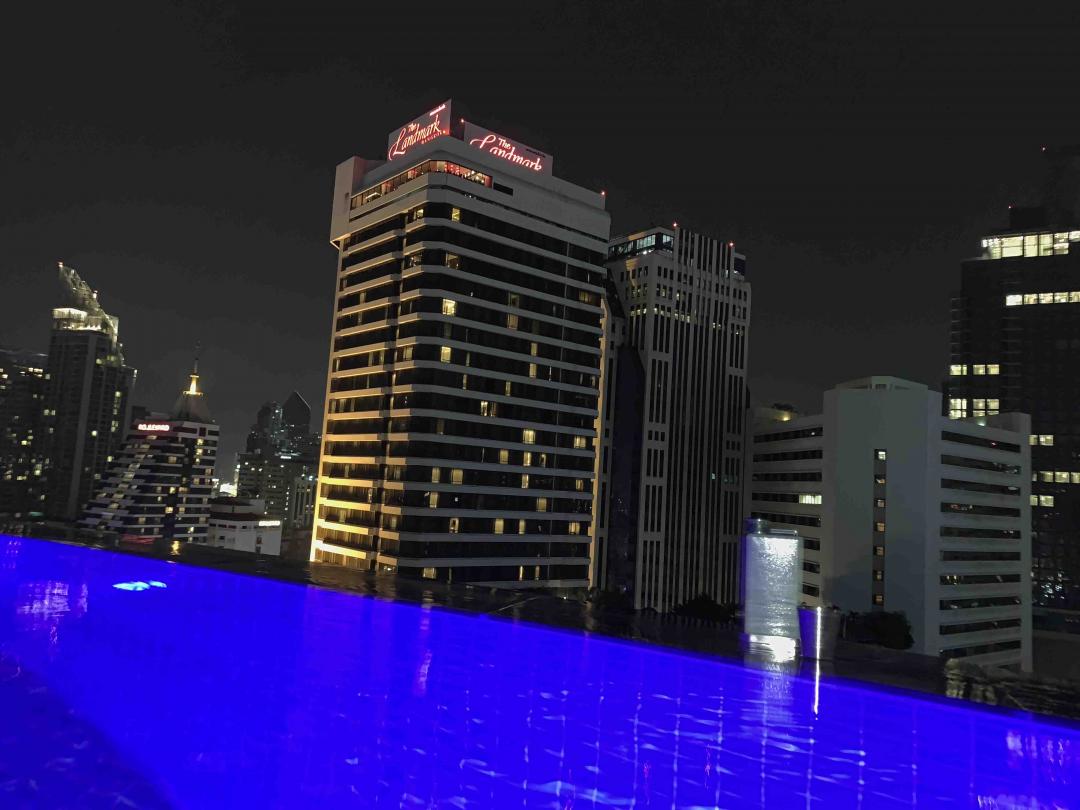 泳池边喝一杯，猜猜是哪个厂的威<img src='https://sdata.whiskyworm.com/xcxpics/emoji_5.png' class='emoji' />