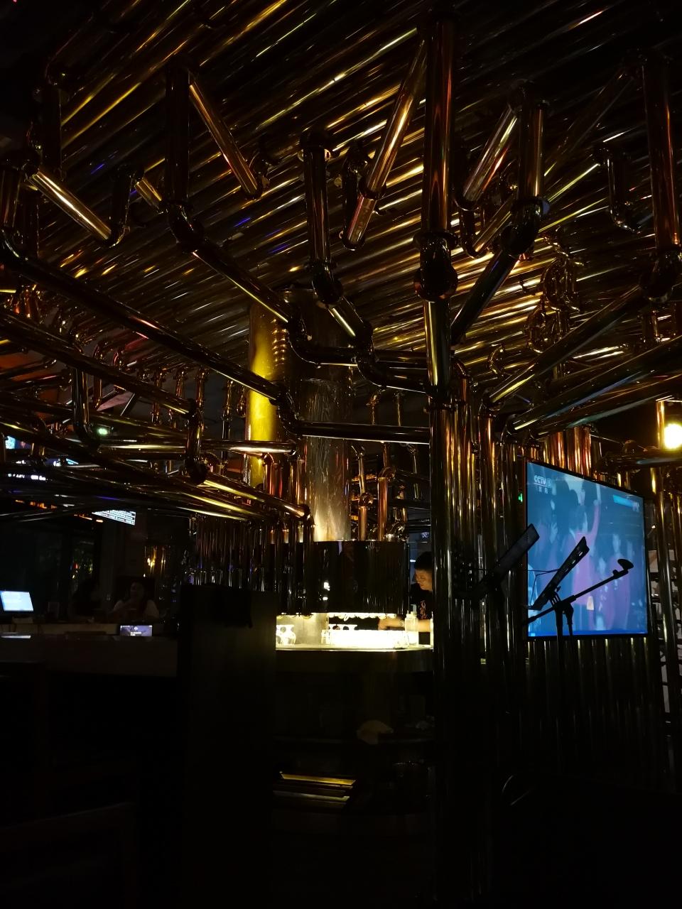 都是工业风，还是这家馆子有设计感