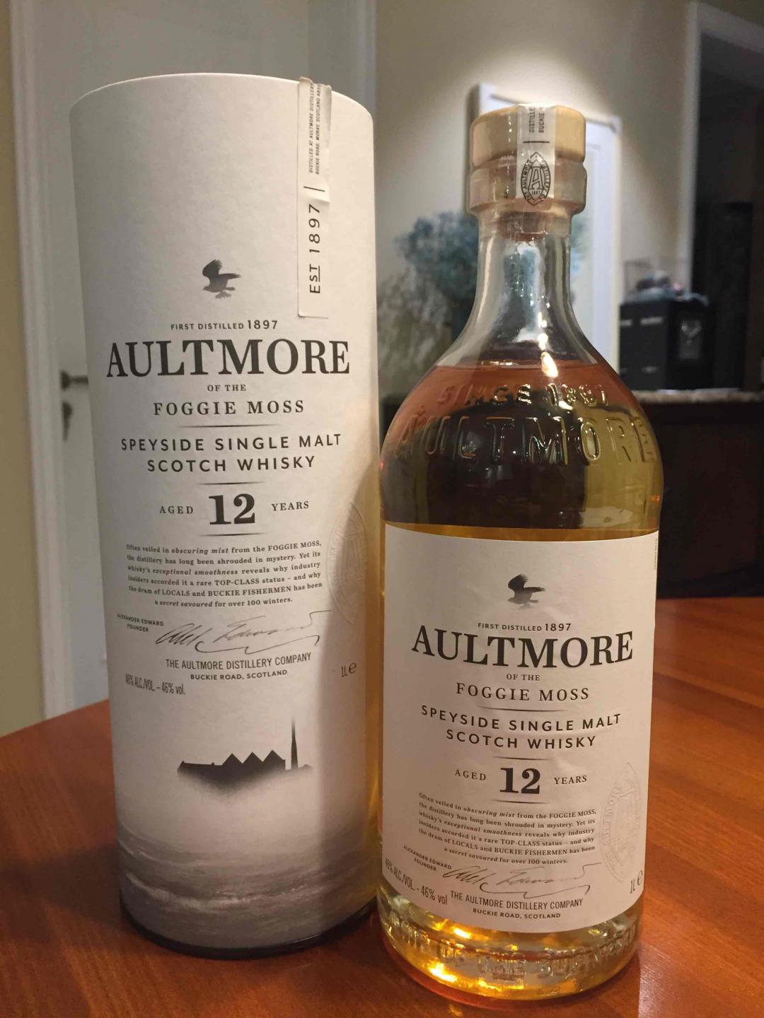 因为看了小溪流的推荐，我打开了柜子里落灰的欧摩12YO。