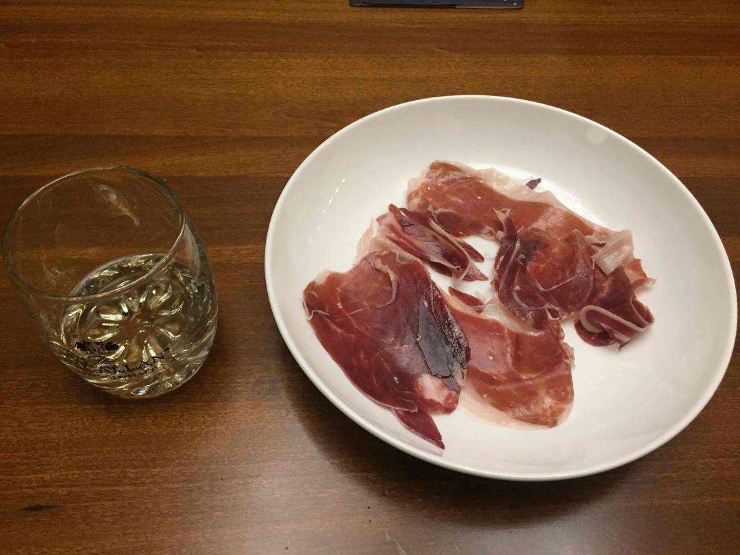 因为看了小溪流的推荐，我打开了柜子里落灰的欧摩12YO。