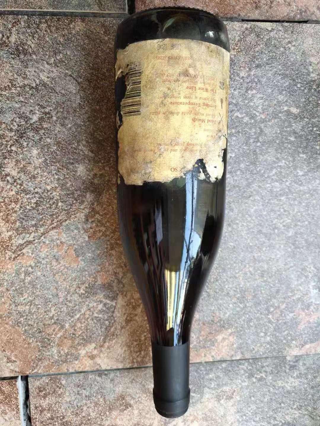 各位上仙，帮我看看这个酒，产地哪里！价值几何！谢谢！