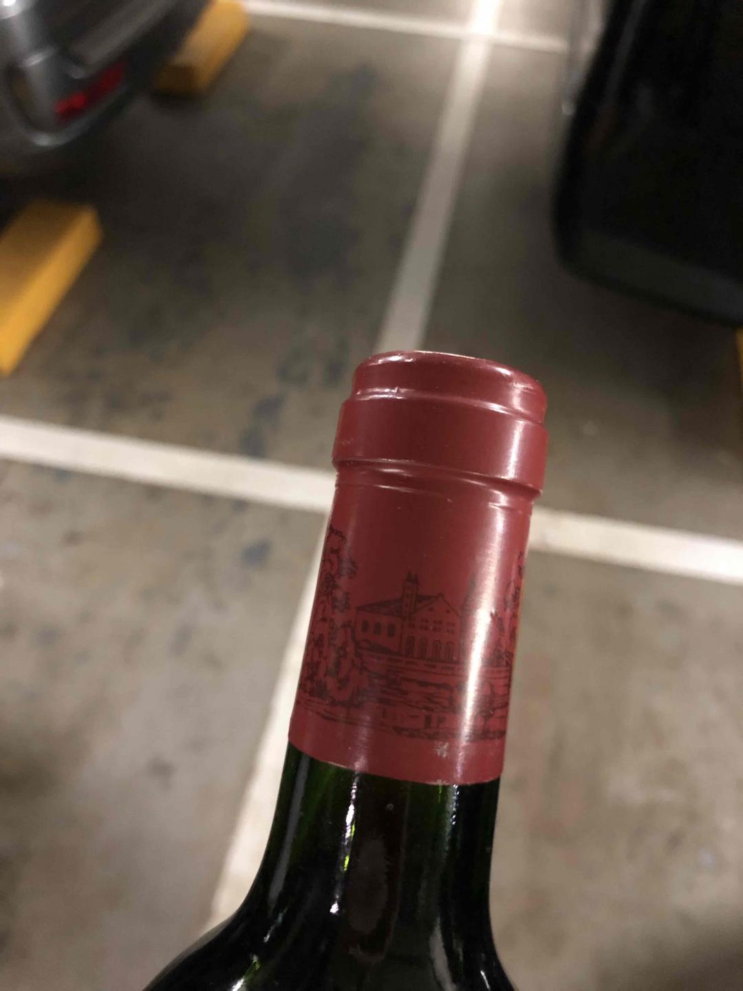 請問有前輩懂這種嗎？跟我以前喝過的酒帽不同，有可能是這個年份的剛好不一樣嗎？