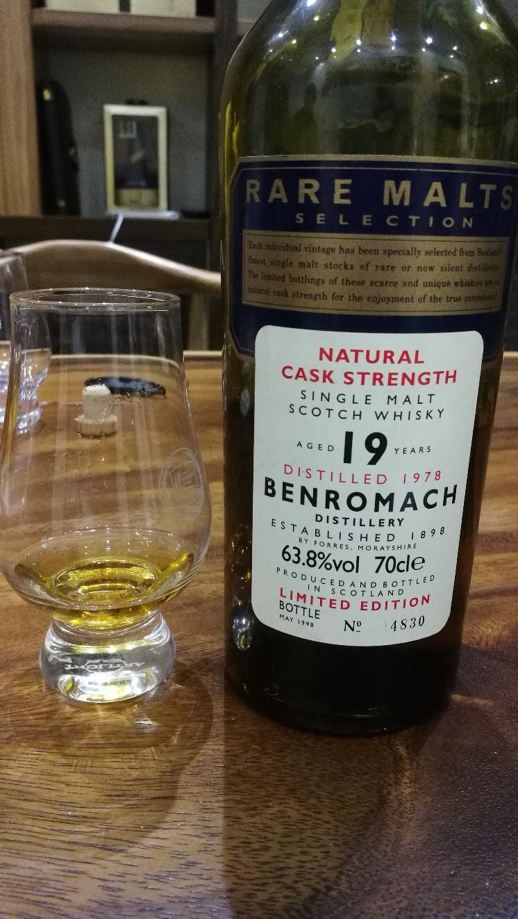 异曲同工，酒体强劲，冲击力强，浓郁而复杂。