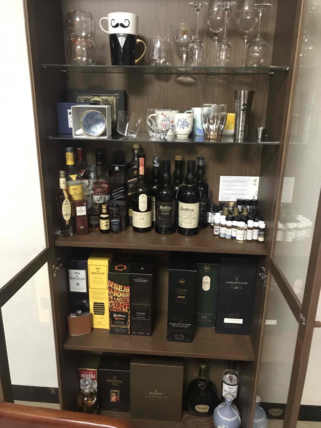 入坑两年多！今天整理酒柜才发现买了这么多<img src='https://sdata.whiskyworm.com/xcxpics/emoji_54.png' class='emoji' /><img src='https://sdata.whiskyworm.com/xcxpics/emoji_54.png' class='emoji' /><img src='https://sdata.whiskyworm.com/xcxpics/emoji_54.png' class='emoji' />不过看到大佬们的酒柜那才叫多！！！