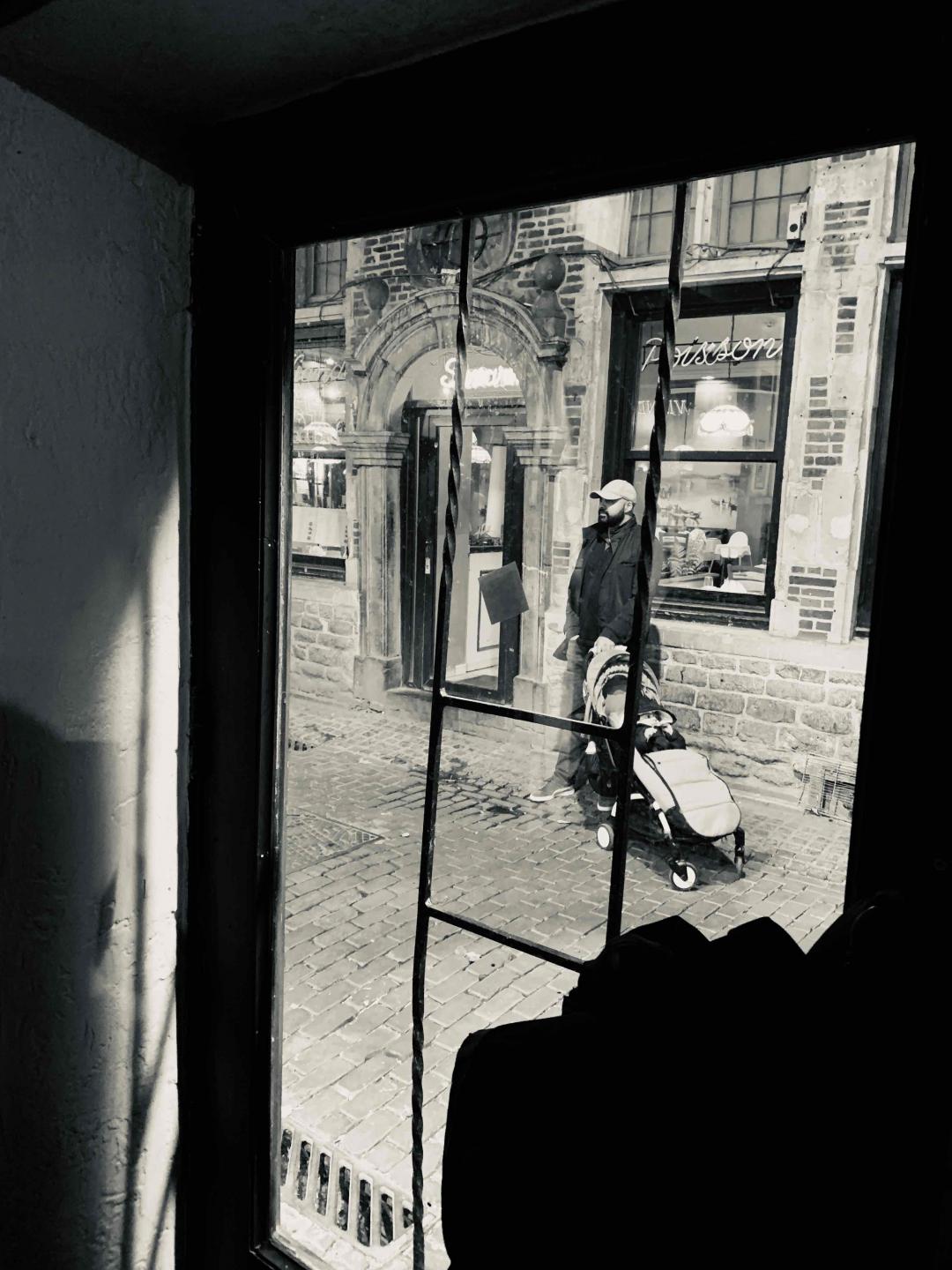 布鲁日酒吧的窗外