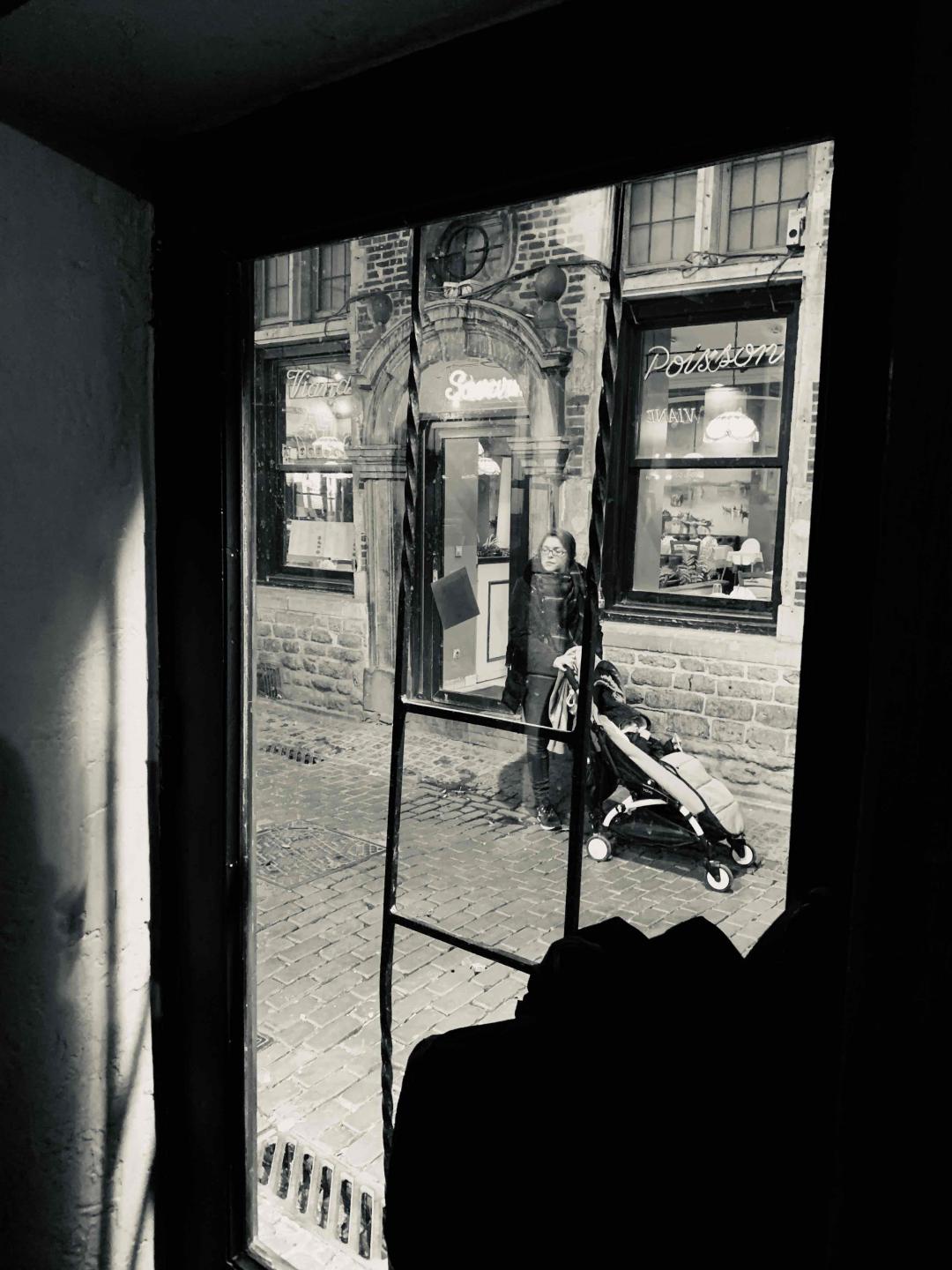 布鲁日酒吧的窗外