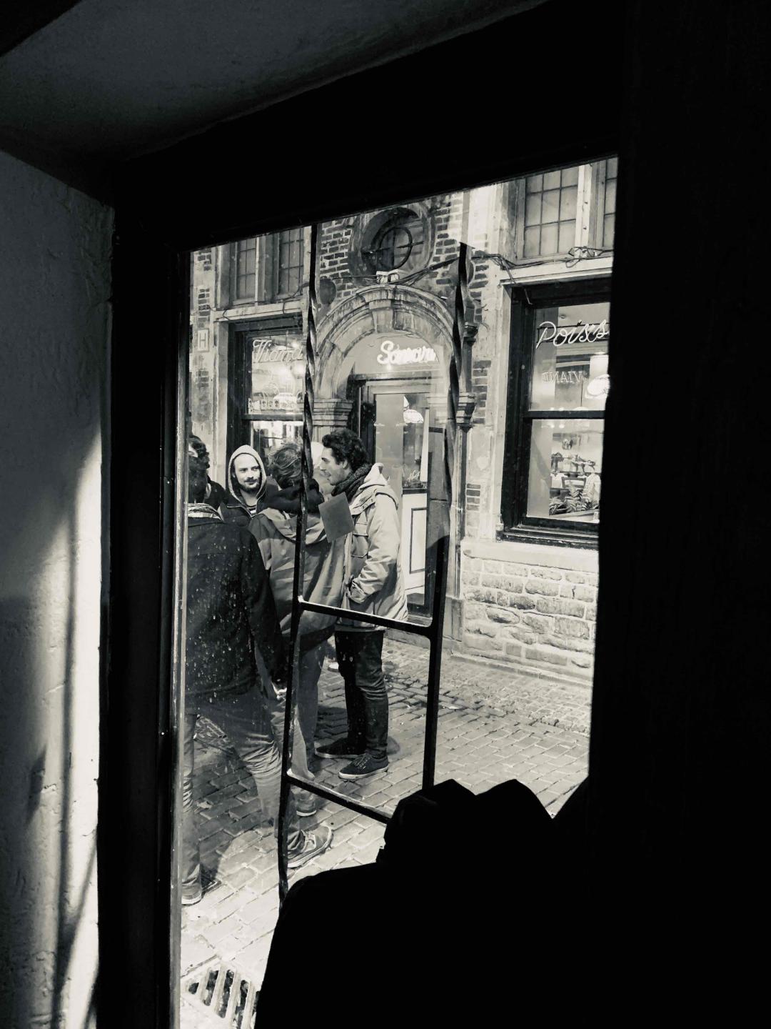 布鲁日酒吧的窗外