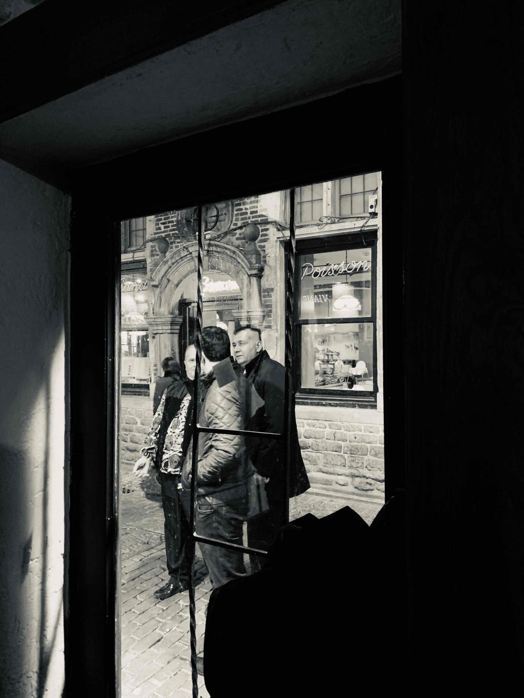 布鲁日酒吧的窗外