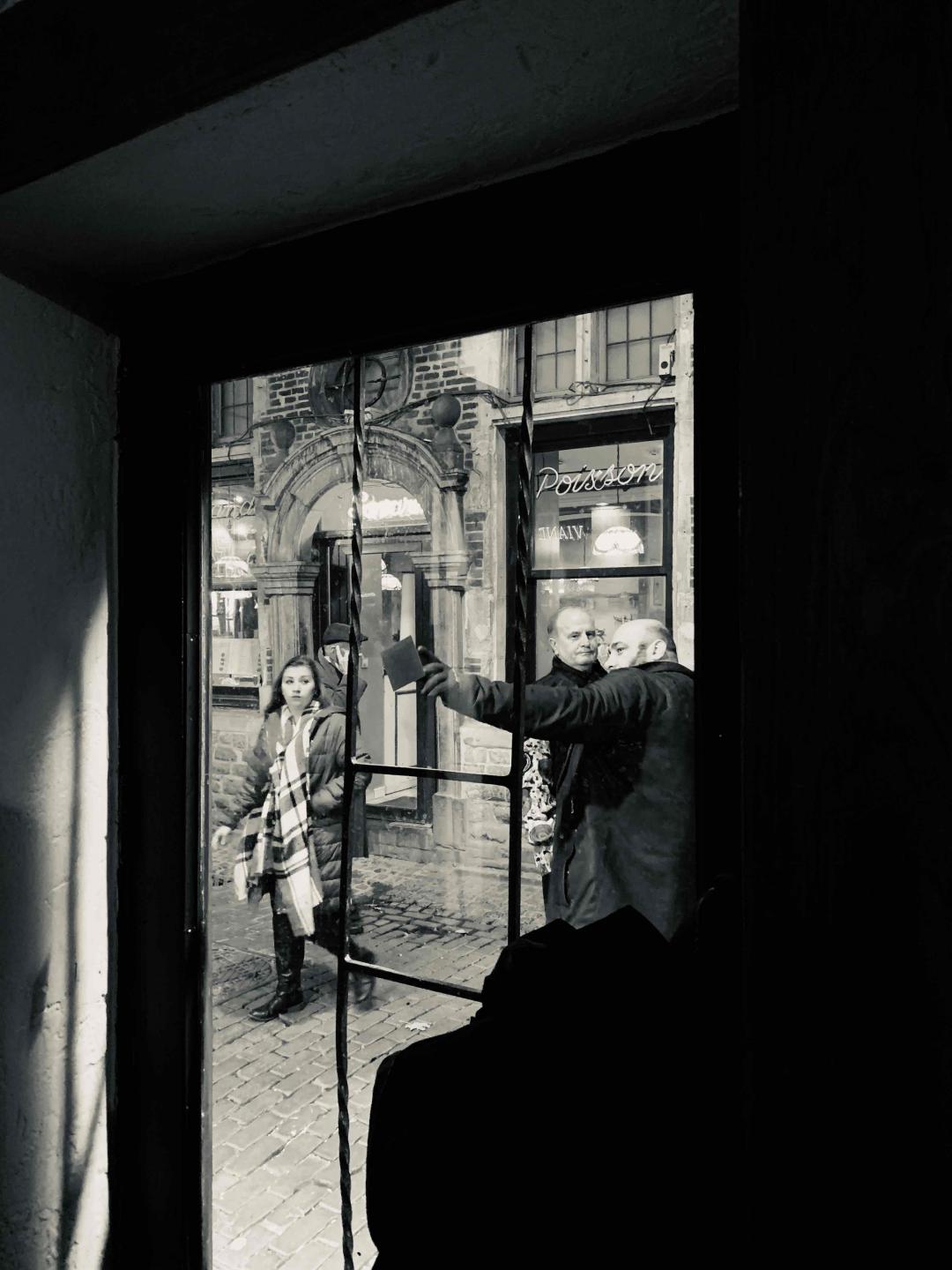 布鲁日酒吧的窗外