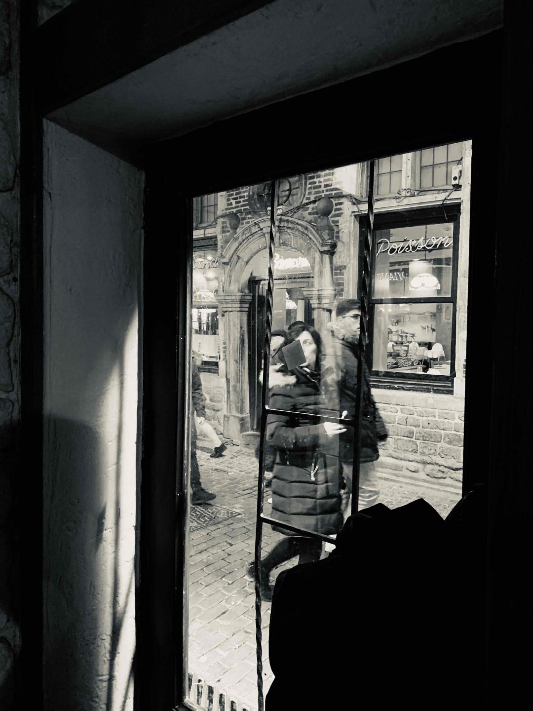 布鲁日酒吧的窗外