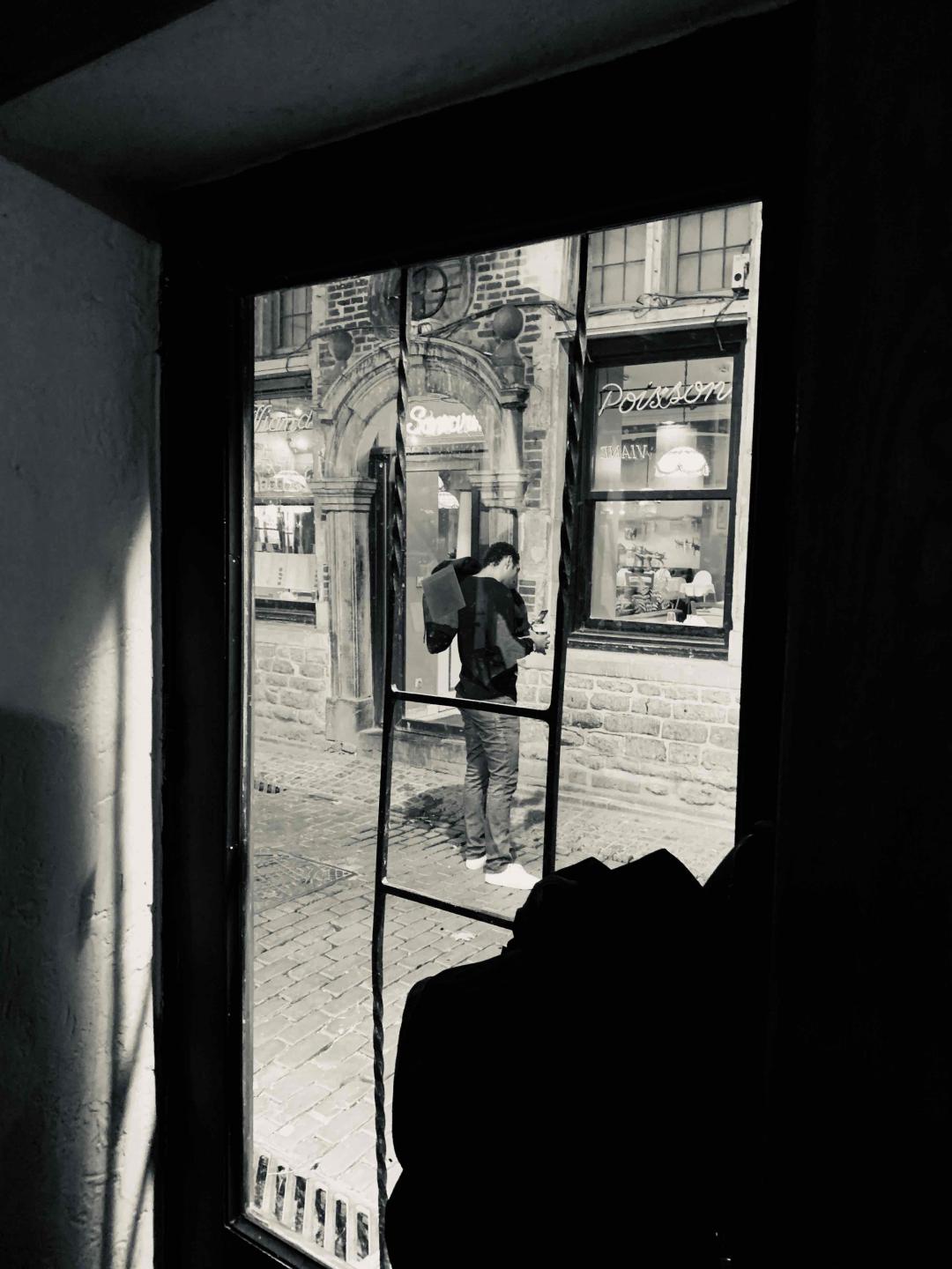 布鲁日酒吧的窗外