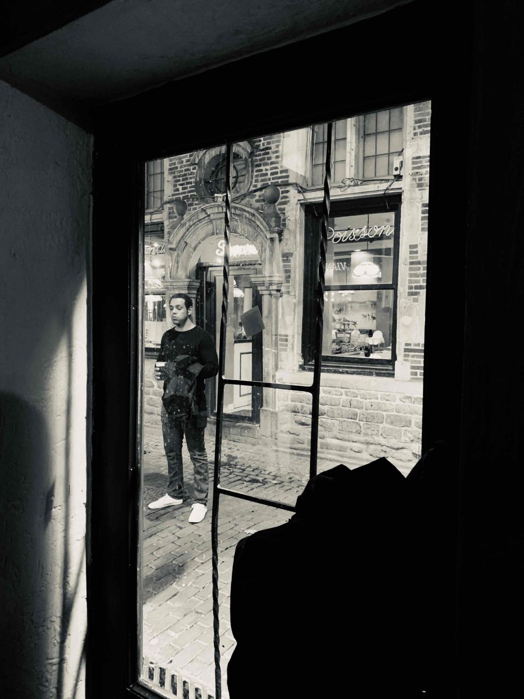 布鲁日酒吧的窗外